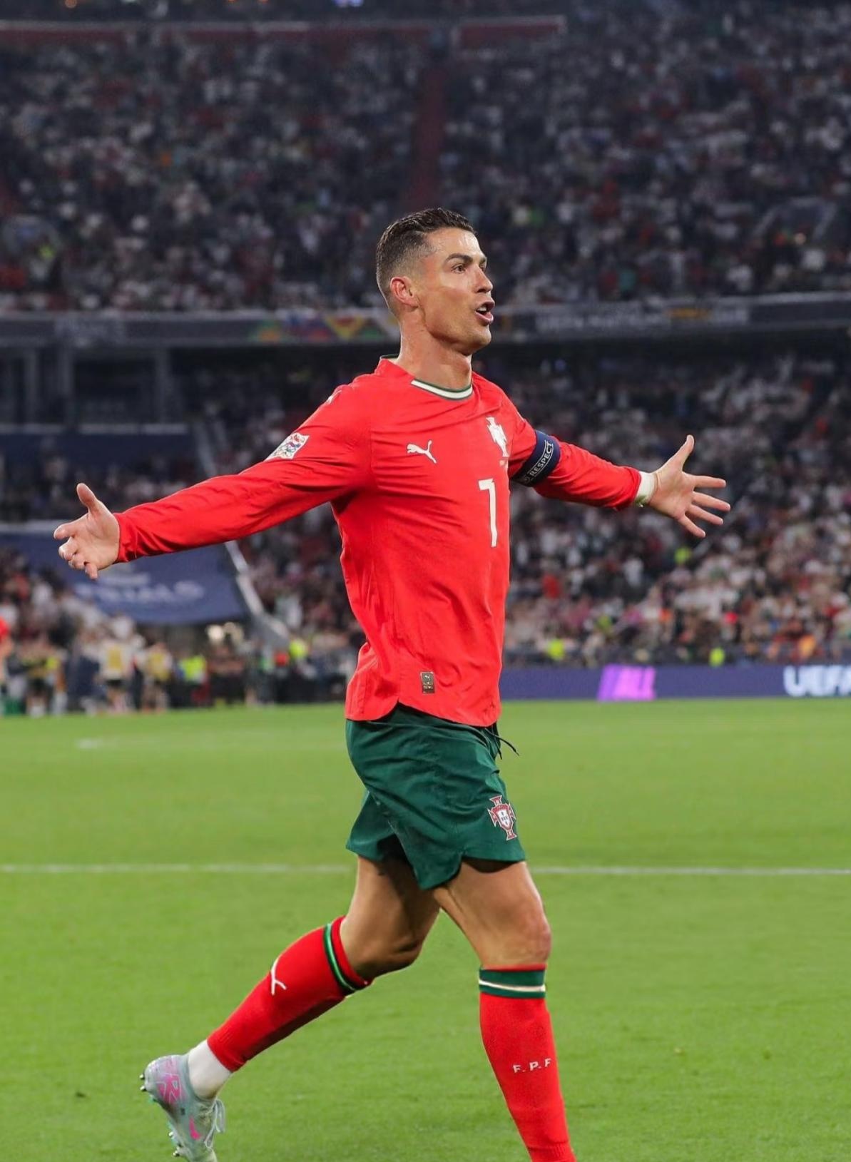 C罗确认入选葡萄牙国家队备战世界杯预选赛 C罗确认入选葡萄牙国家队备战世界杯预选赛