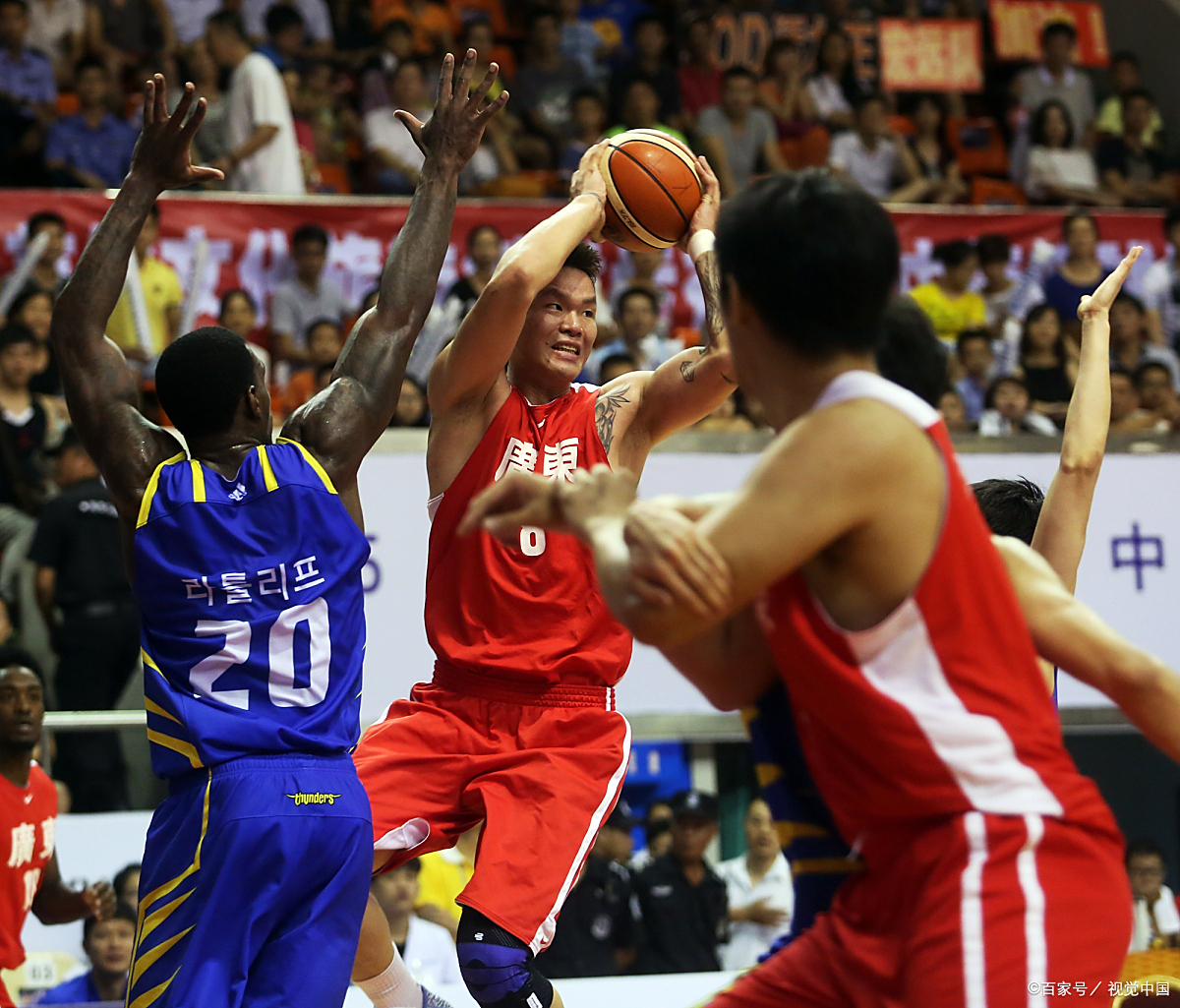 中东篮球赛事热度高涨，观众热情支持球队的简单介绍