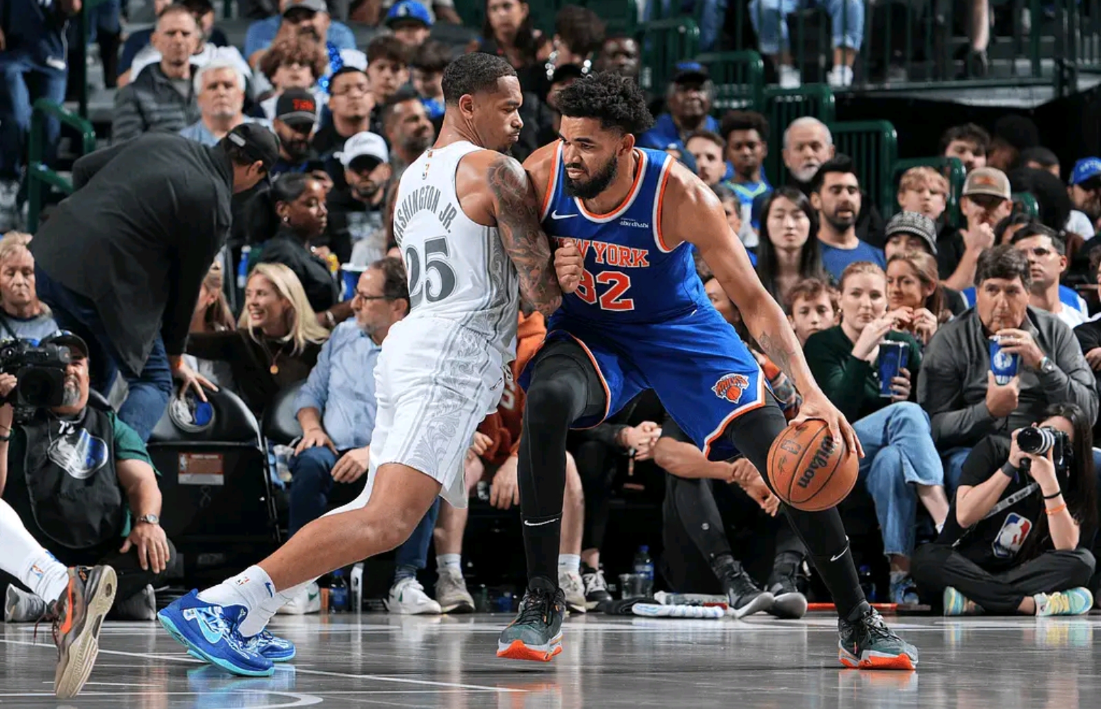 九游体育直播-青岛队力克马刺，欧文带队取胜