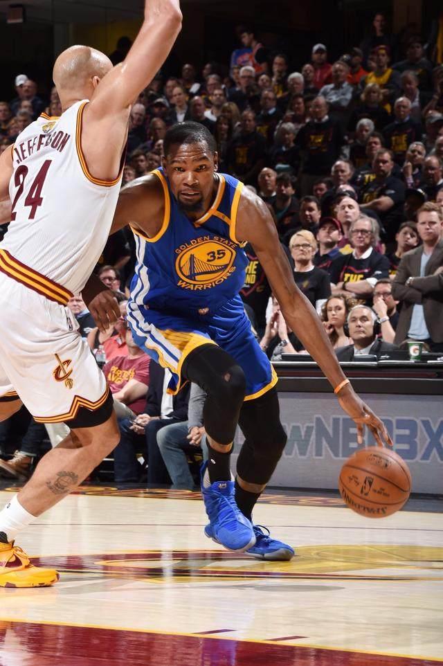 天津队鏖战尼克斯，欧文高光表现