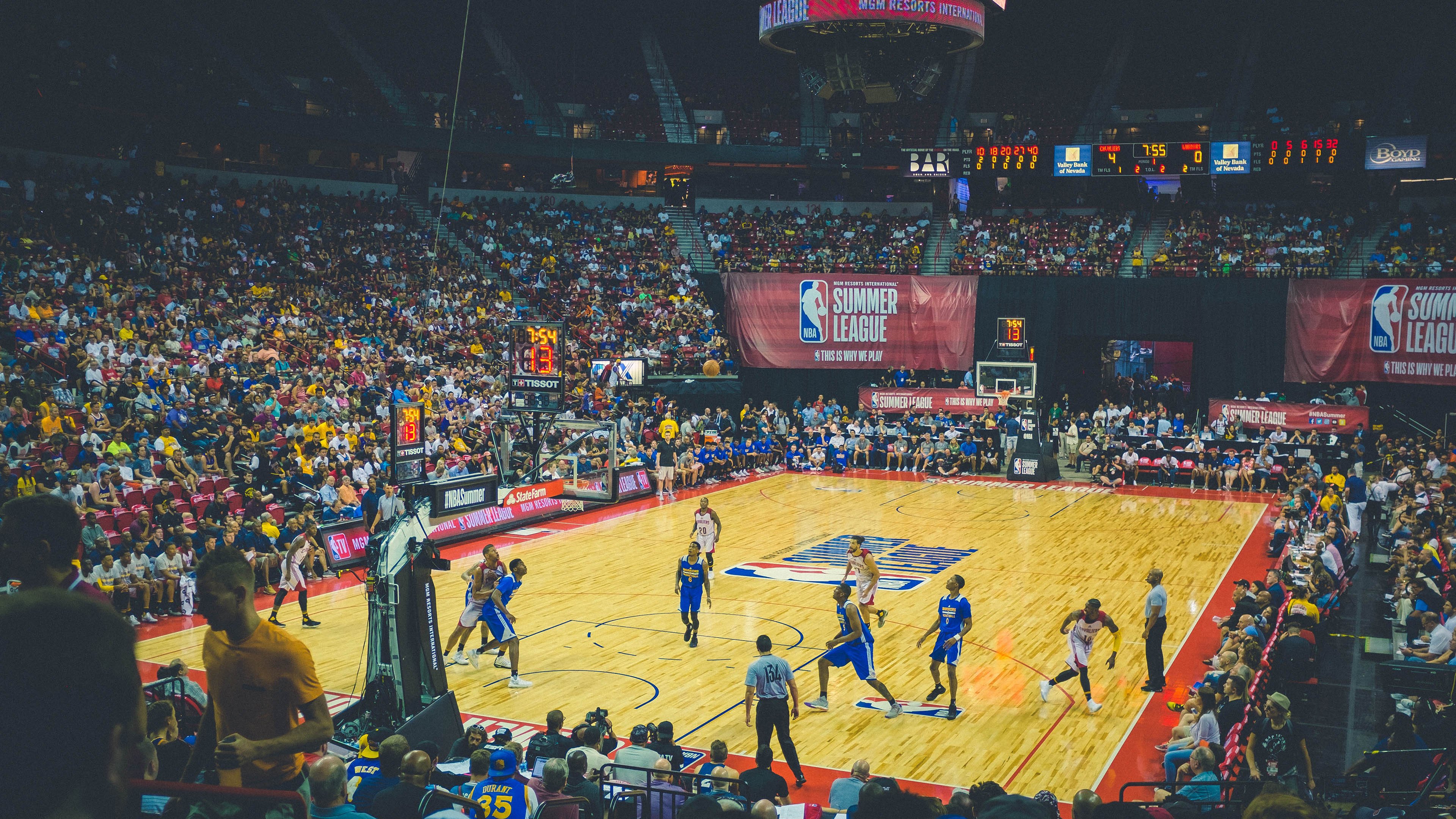 九游娱乐网页-英超争冠焦点战与篮网巅峰对决，双线战场上的胜负哲学