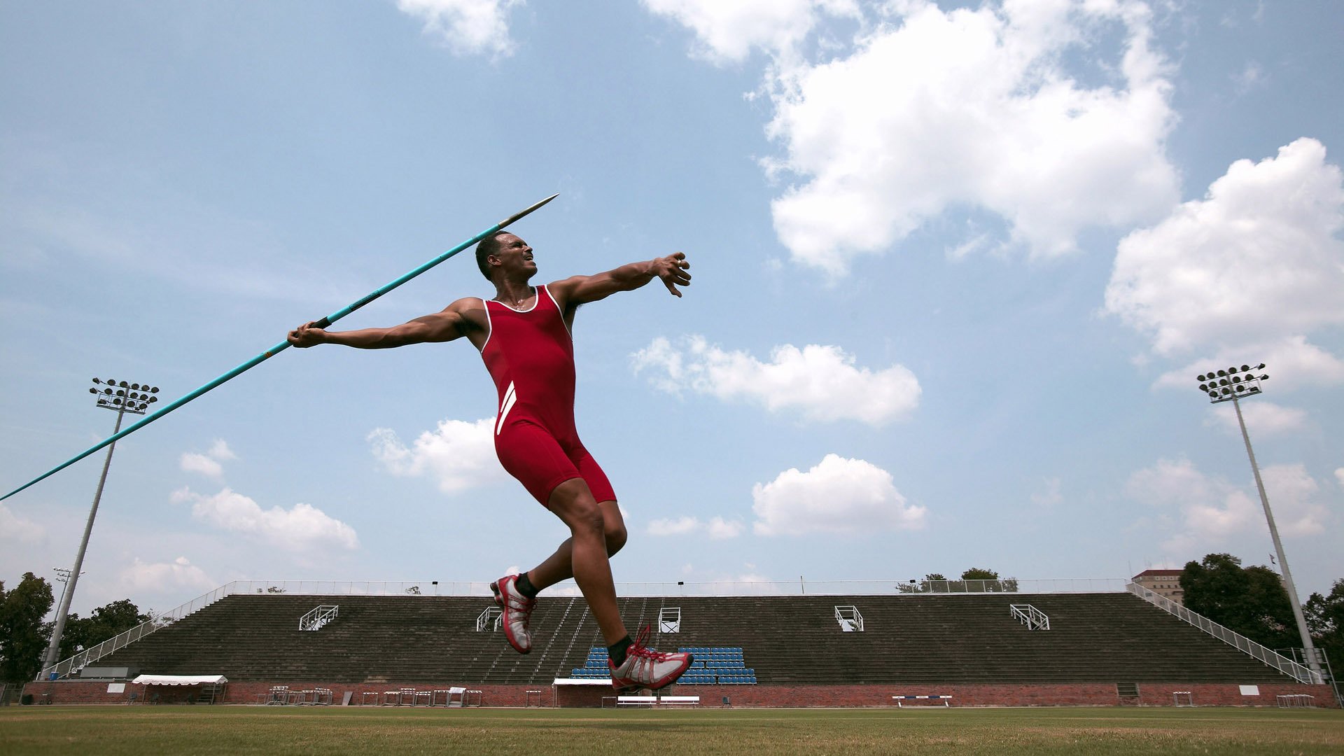 阿劳霍，F1街道赛之夜的暗影统治者